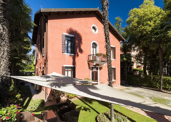 Casanova Bed & Breakfast 4*